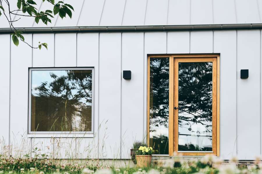 Neu und Alt in Jelling schreiben mit Stahlprofilen gemeinsam Zukunftsgeschichte, Feldmosevej 1 - 7300 Jelling